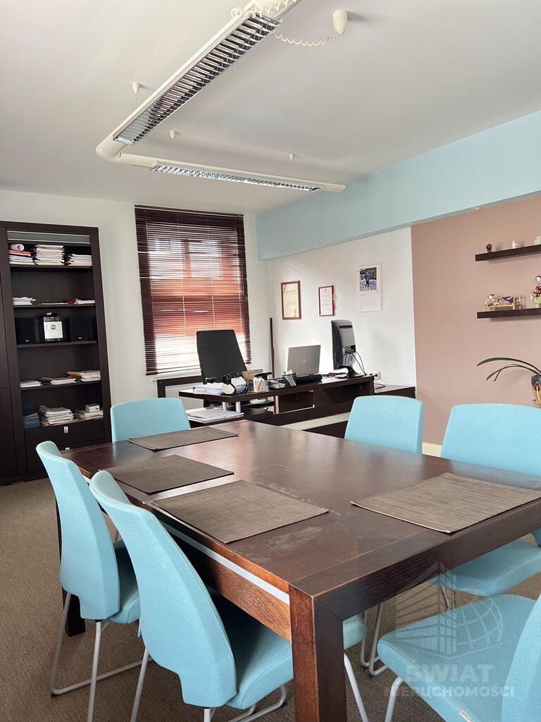 BUDYNEK HANDLOWO-USŁUGOWY (8)