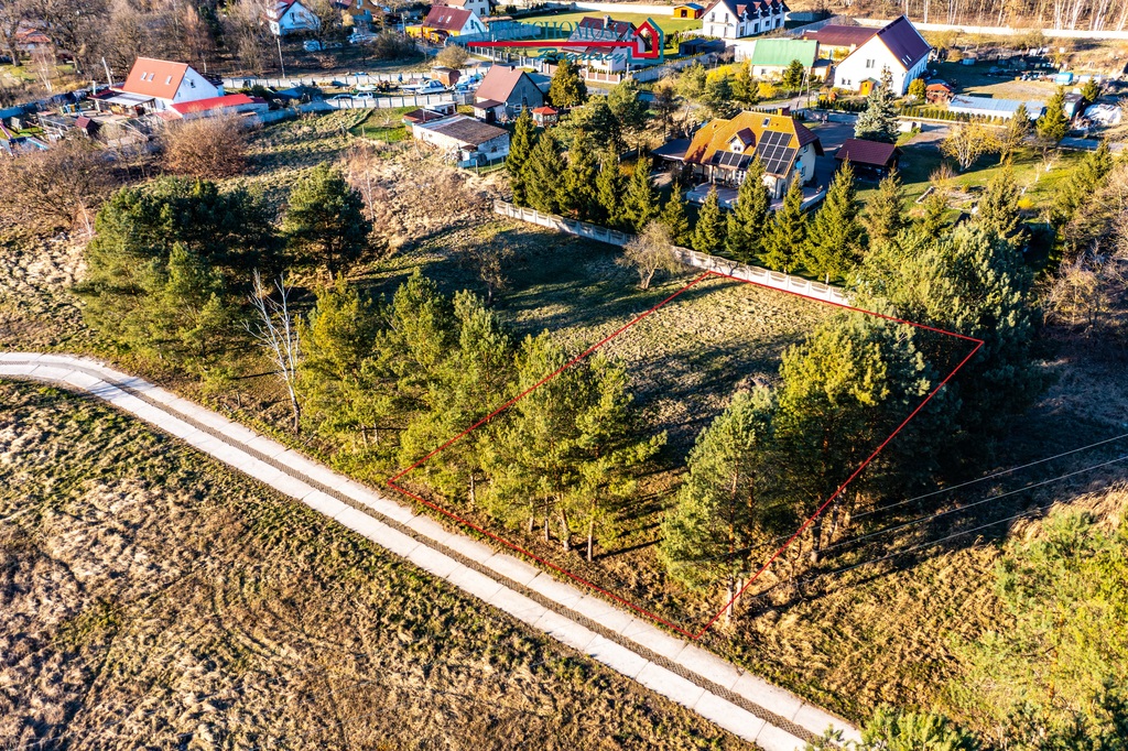 Działka pod lasem na Wyspie Karsibór (1)