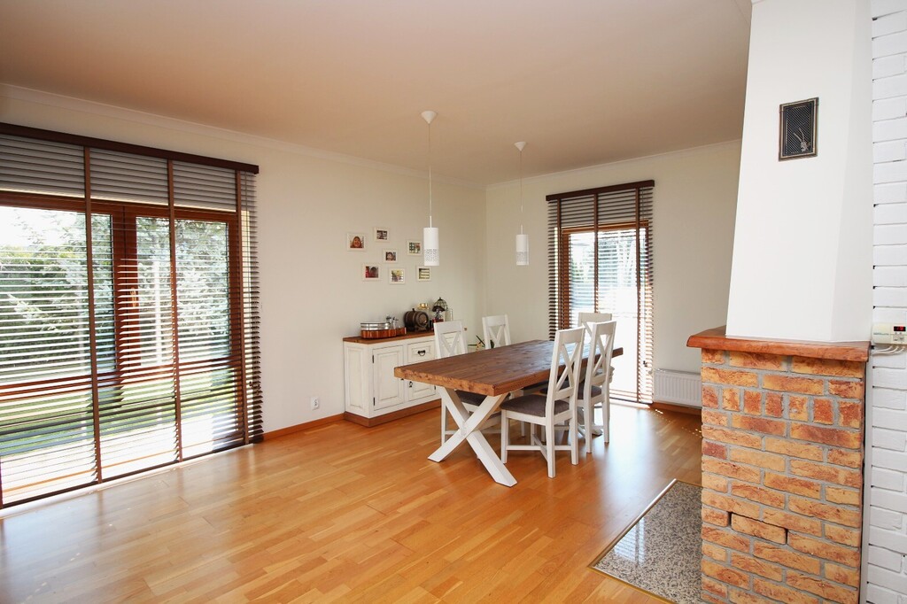 Dom wolnostojący z basenem i ogrodem zimowym (4)