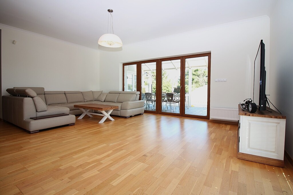 Dom wolnostojący z basenem i ogrodem zimowym (7)