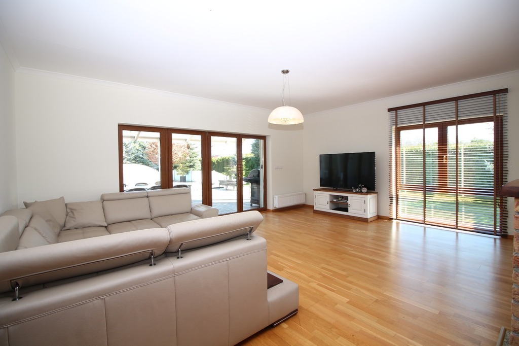 Dom wolnostojący z basenem i ogrodem zimowym (8)