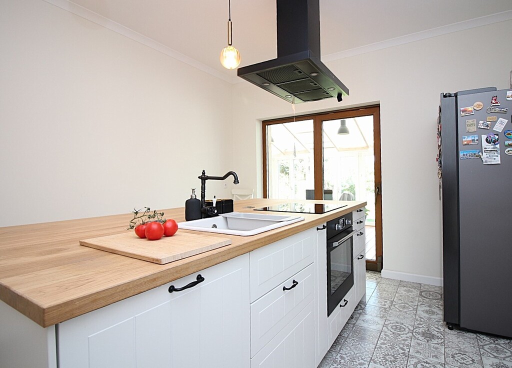 Dom wolnostojący z basenem i ogrodem zimowym (10)