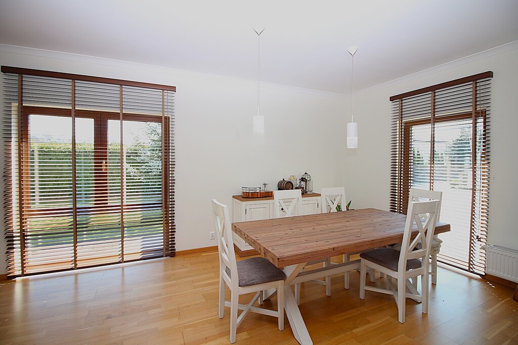 Dom wolnostojący z basenem i ogrodem zimowym (5)