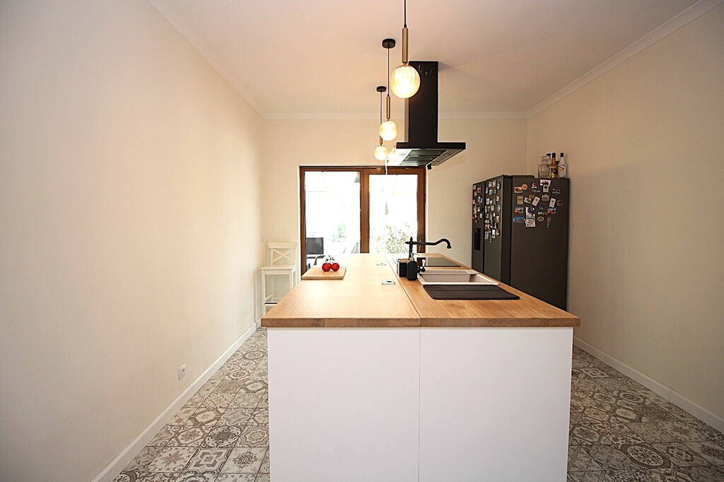 Dom wolnostojący z basenem i ogrodem zimowym (11)