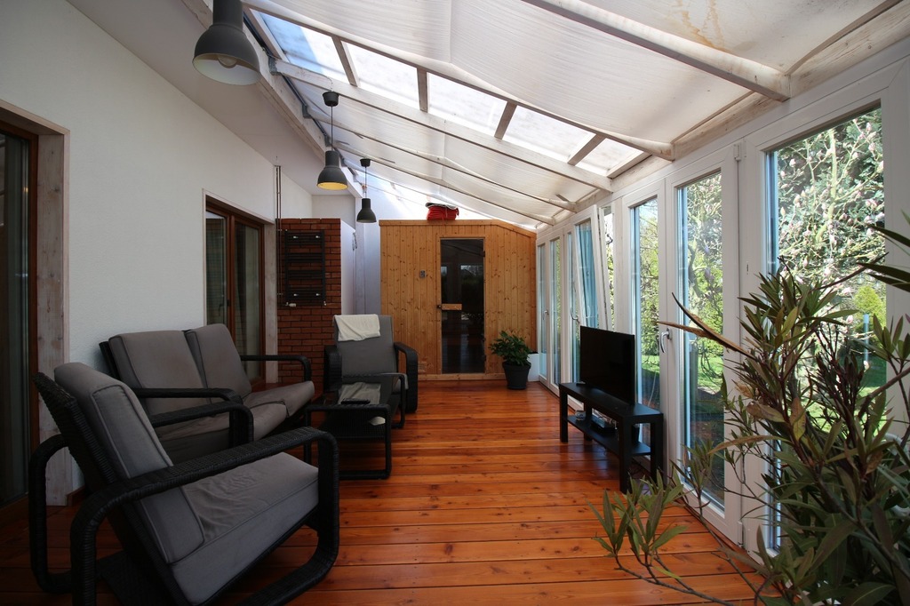 Dom wolnostojący z basenem i ogrodem zimowym (12)