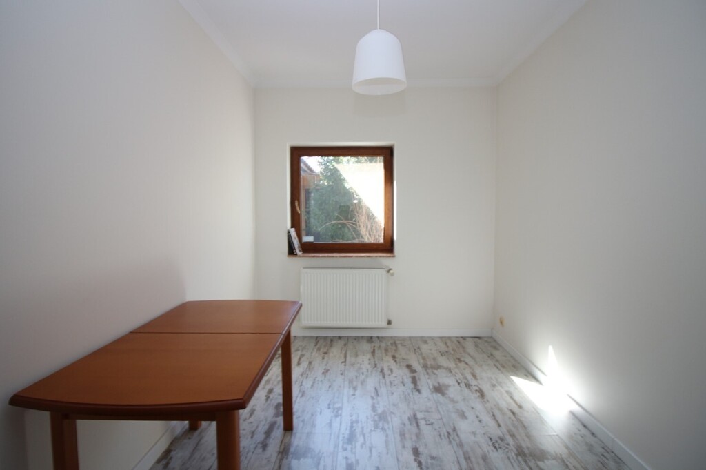 Dom wolnostojący z basenem i ogrodem zimowym (13)