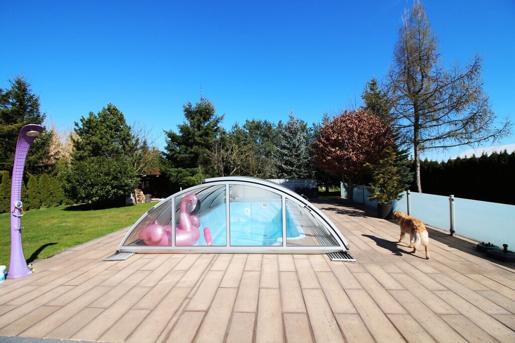 Dom wolnostojący z basenem i ogrodem zimowym (3)