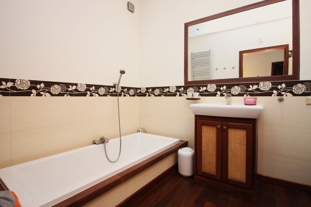 Dom wolnostojący z basenem i ogrodem zimowym (14)