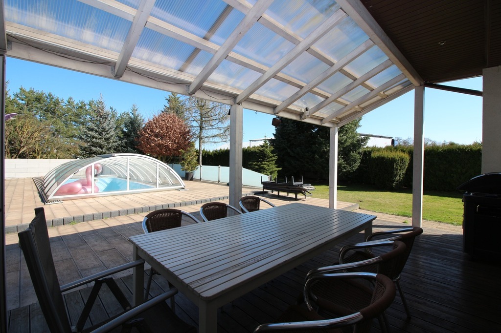 Dom wolnostojący z basenem i ogrodem zimowym (15)