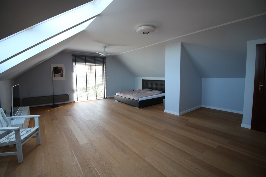 Dom wolnostojący z basenem i ogrodem zimowym (16)