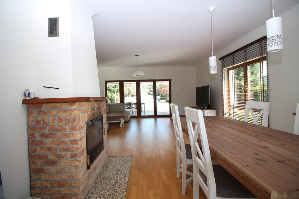 Dom wolnostojący z basenem i ogrodem zimowym (6)