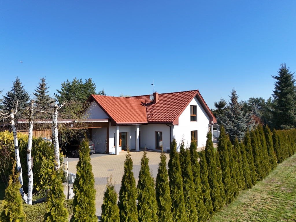 Dom wolnostojący z basenem i ogrodem zimowym (2)