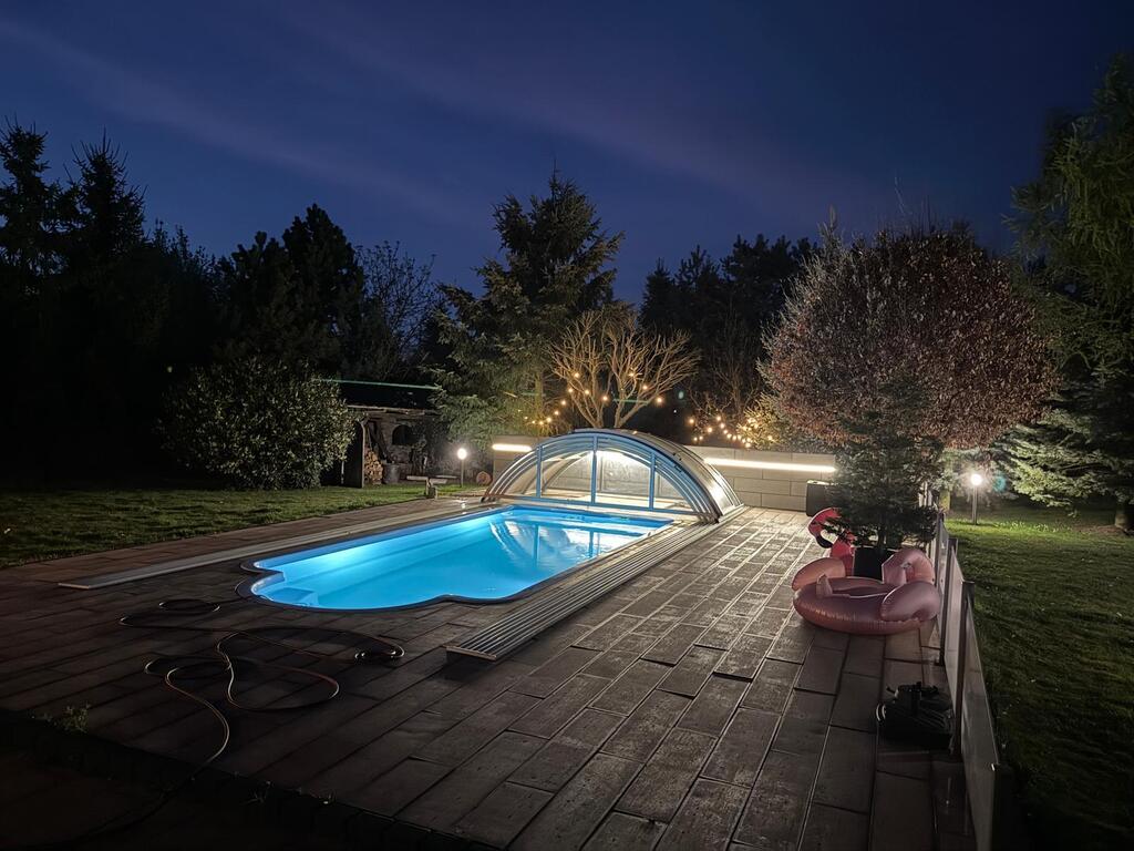 Dom wolnostojący z basenem i ogrodem zimowym (1)