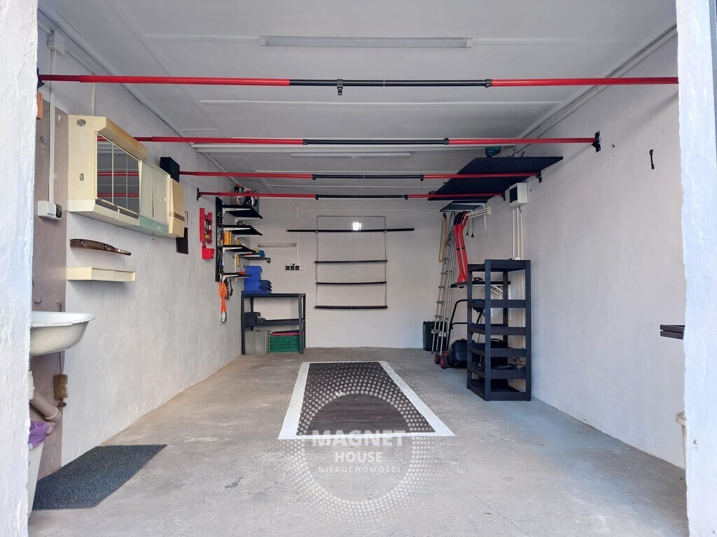 Garaż Santocka po remoncie z kanałem prądem i wodą (2)