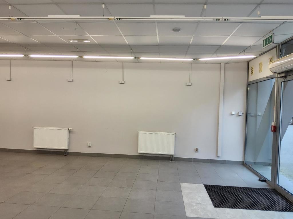 Lokal o pow. 108m2 z dużymi witrynami. (6)