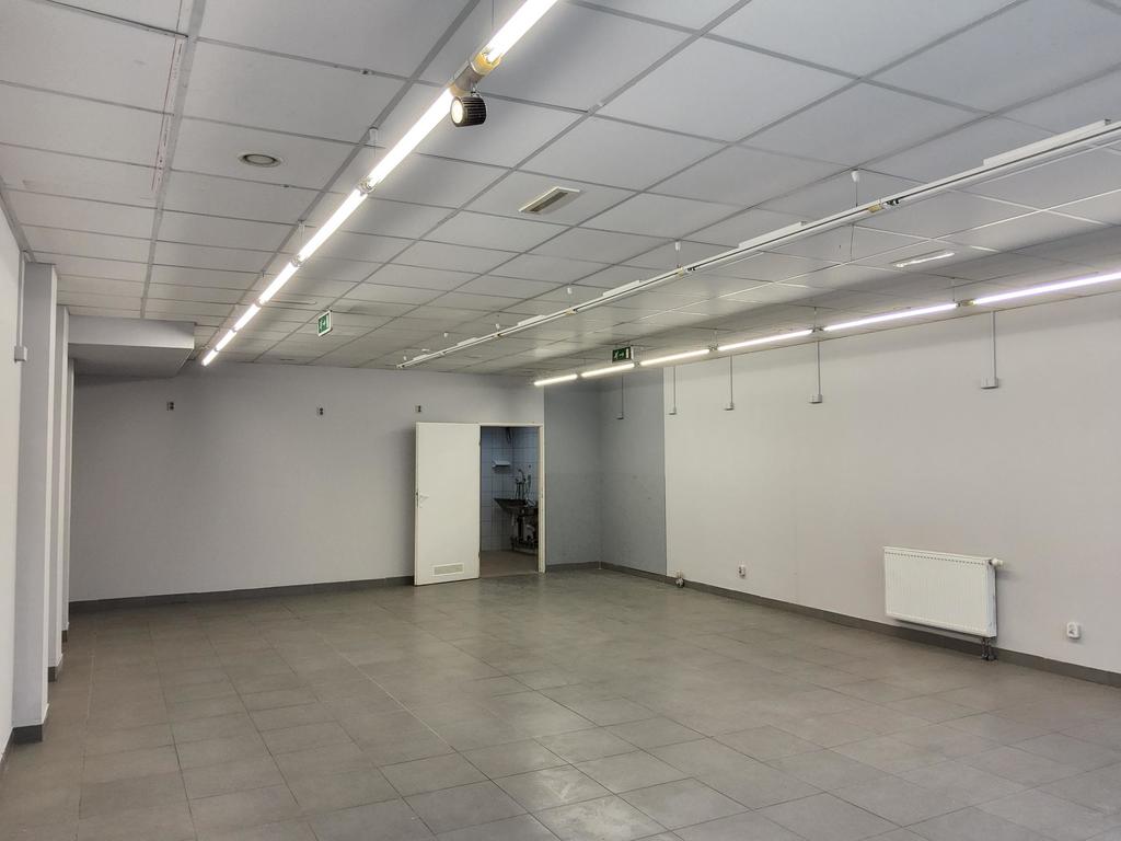 Lokal o pow. 108m2 z dużymi witrynami. (7)