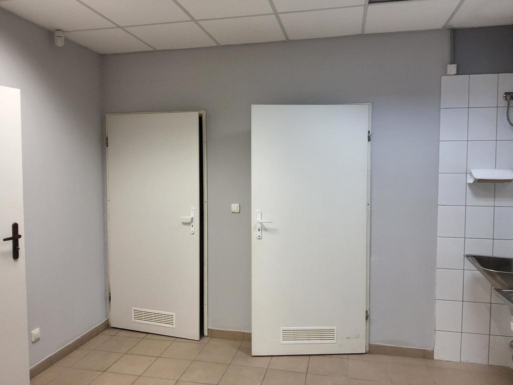 Lokal o pow. 108m2 z dużymi witrynami. (14)