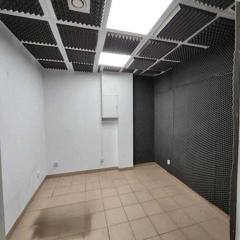 Lokal o pow. 108m2 z dużymi witrynami. (8)