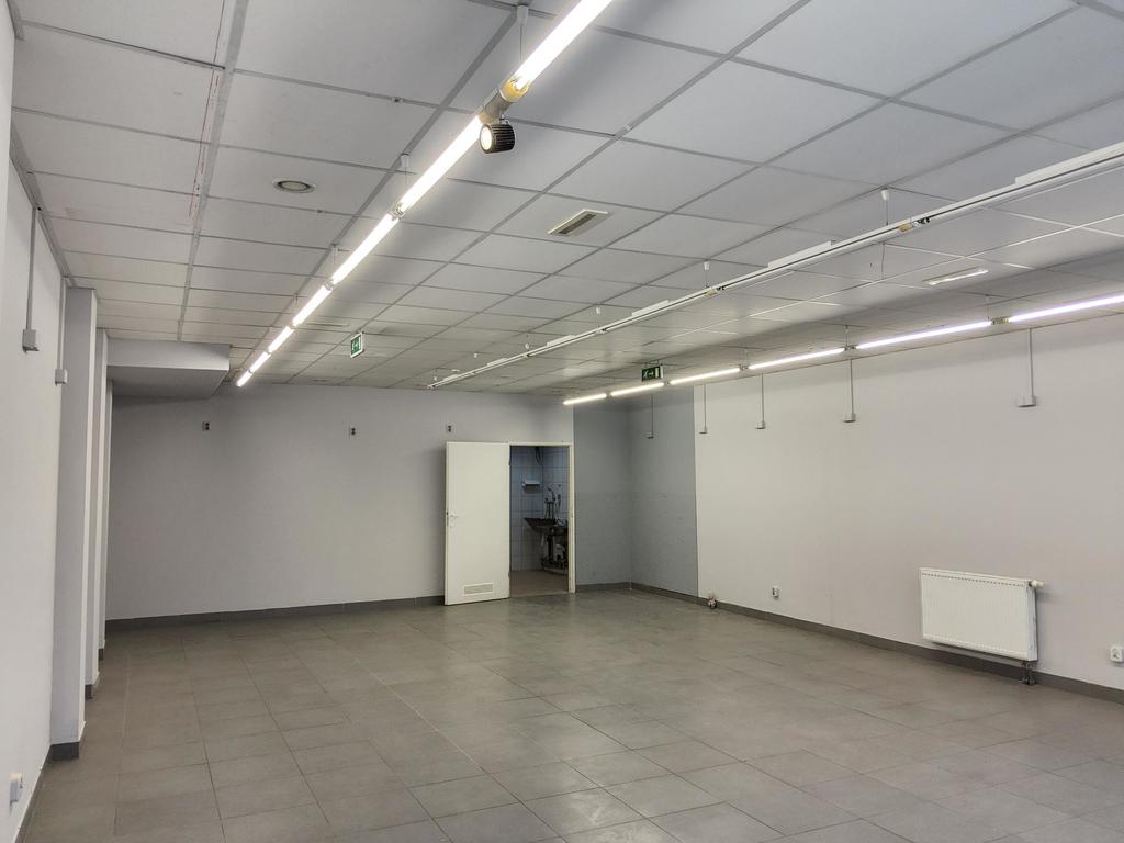 Lokal o pow. 108m2 z dużymi witrynami. (3)