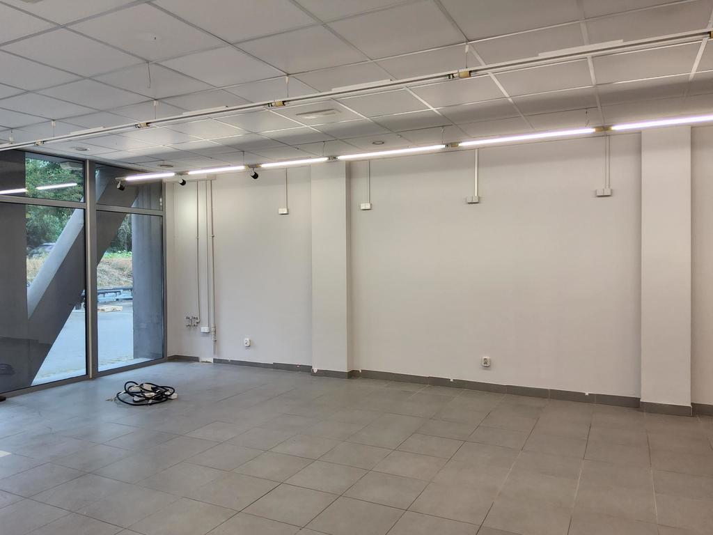 Lokal o pow. 108m2 z dużymi witrynami. (5)