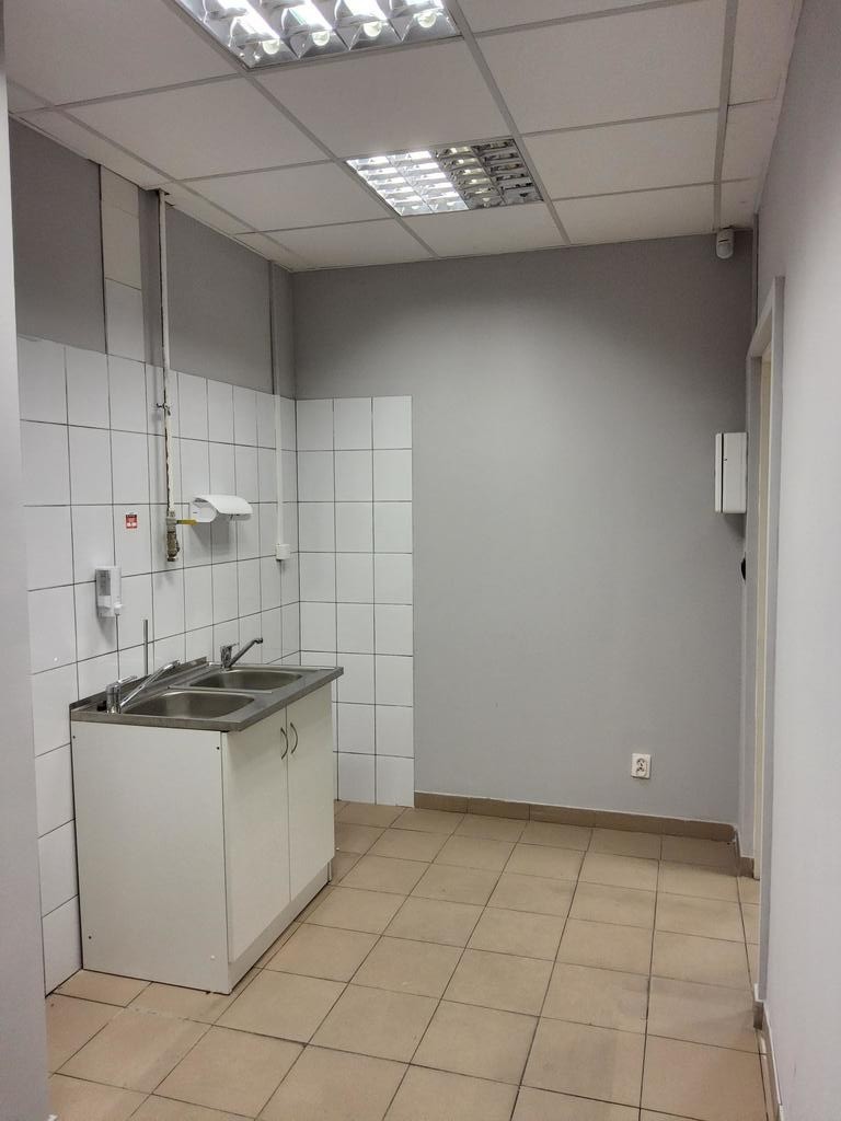 Lokal o pow. 108m2 z dużymi witrynami. (11)