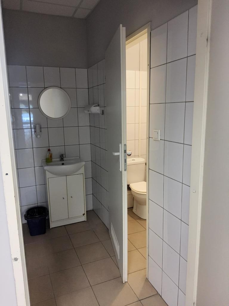 Lokal o pow. 108m2 z dużymi witrynami. (15)