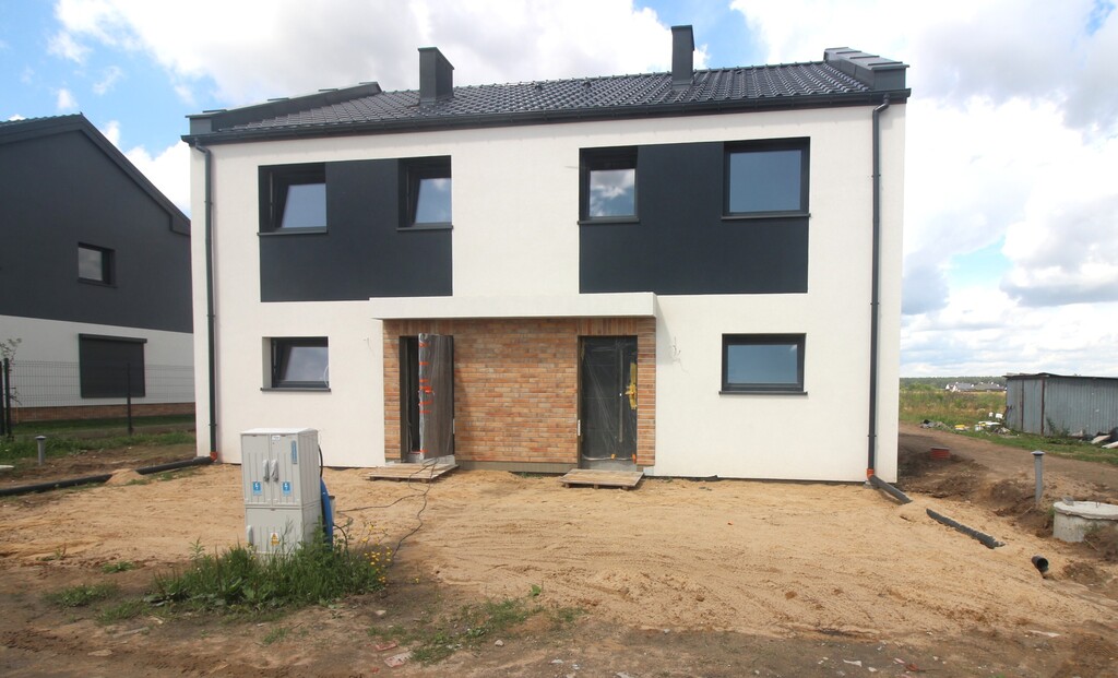 Dom z zabudowie bliźniaczej w Grzędzicach. (4)