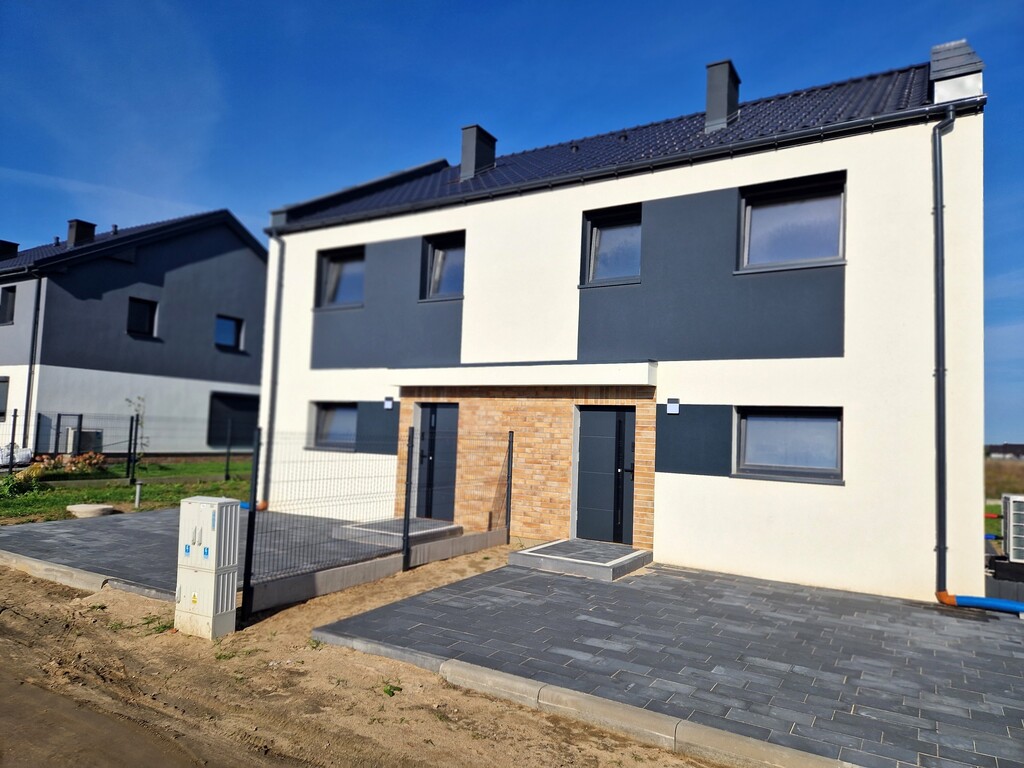 Dom z zabudowie bliźniaczej w Grzędzicach. (2)