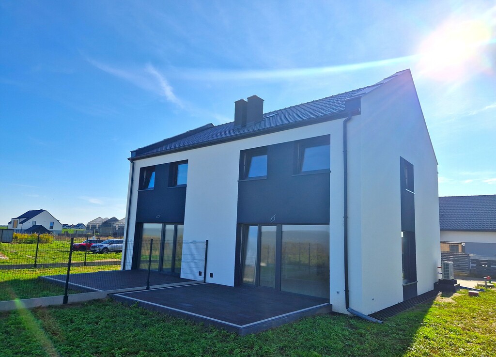 Dom z zabudowie bliźniaczej w Grzędzicach. (1)