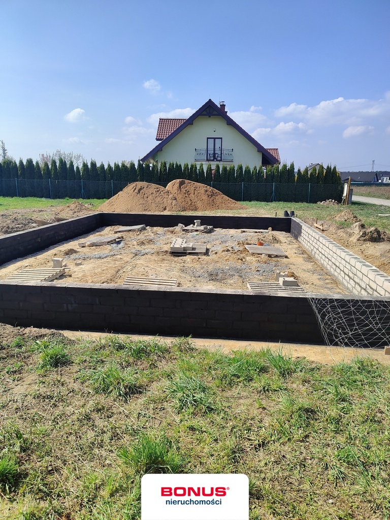 Nowoczesny dom wolnostojący na dużej działce (3)