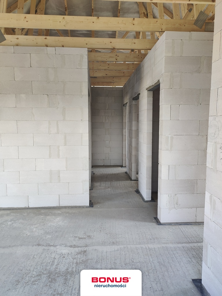 Nowoczesny dom wolnostojący na dużej działce (10)