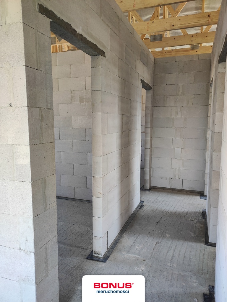 Nowoczesny dom wolnostojący na dużej działce (11)