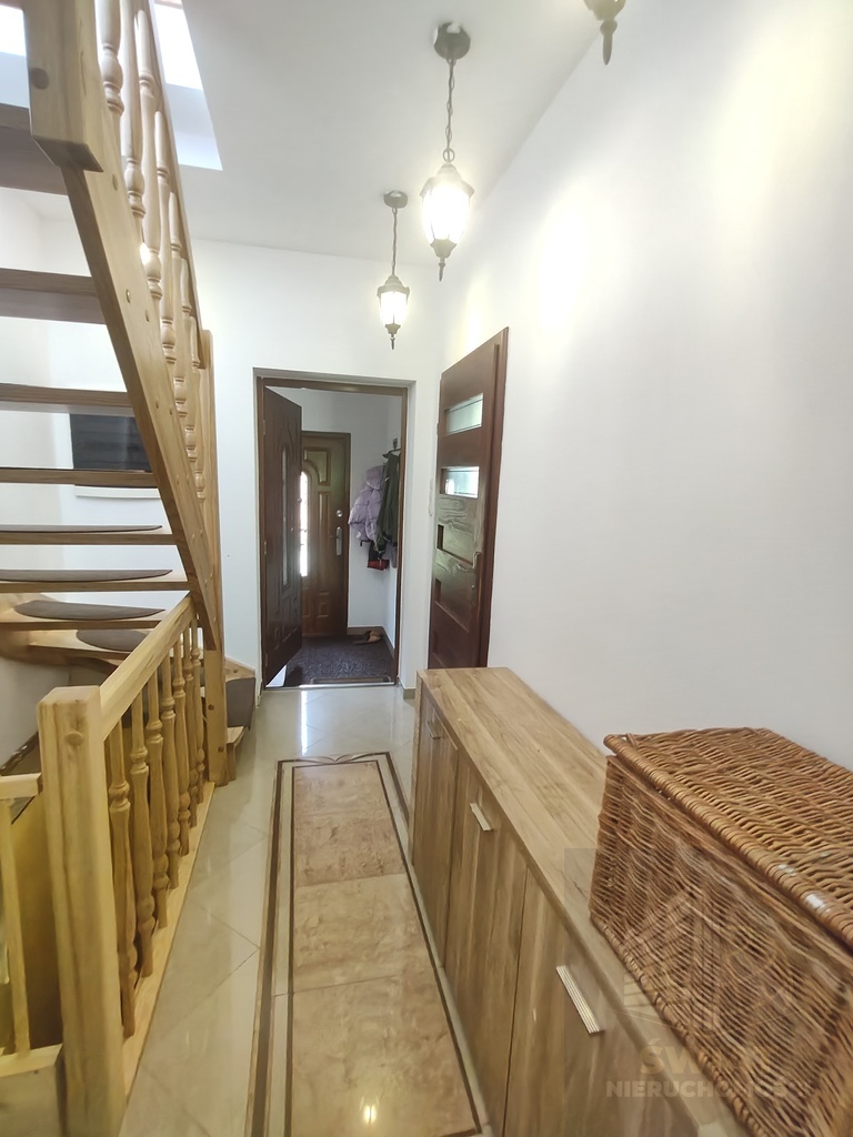 DOM WOLNOSTOJĄCY W UROKLIWYM MIEJSCU. (10)