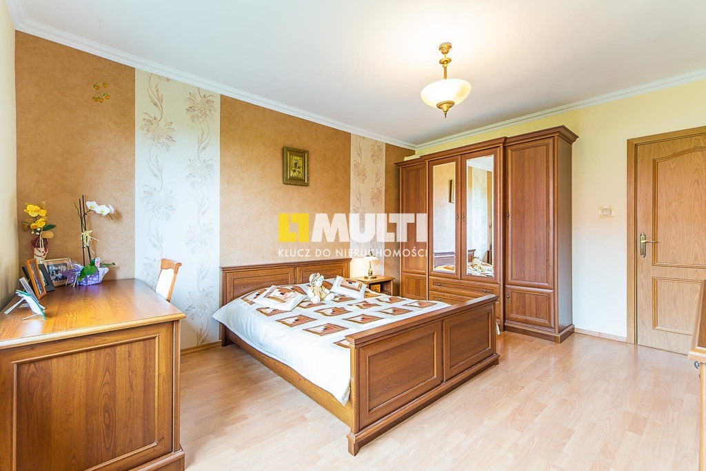 Dom 2 rodzinny z pięknym ogrodem. (9)