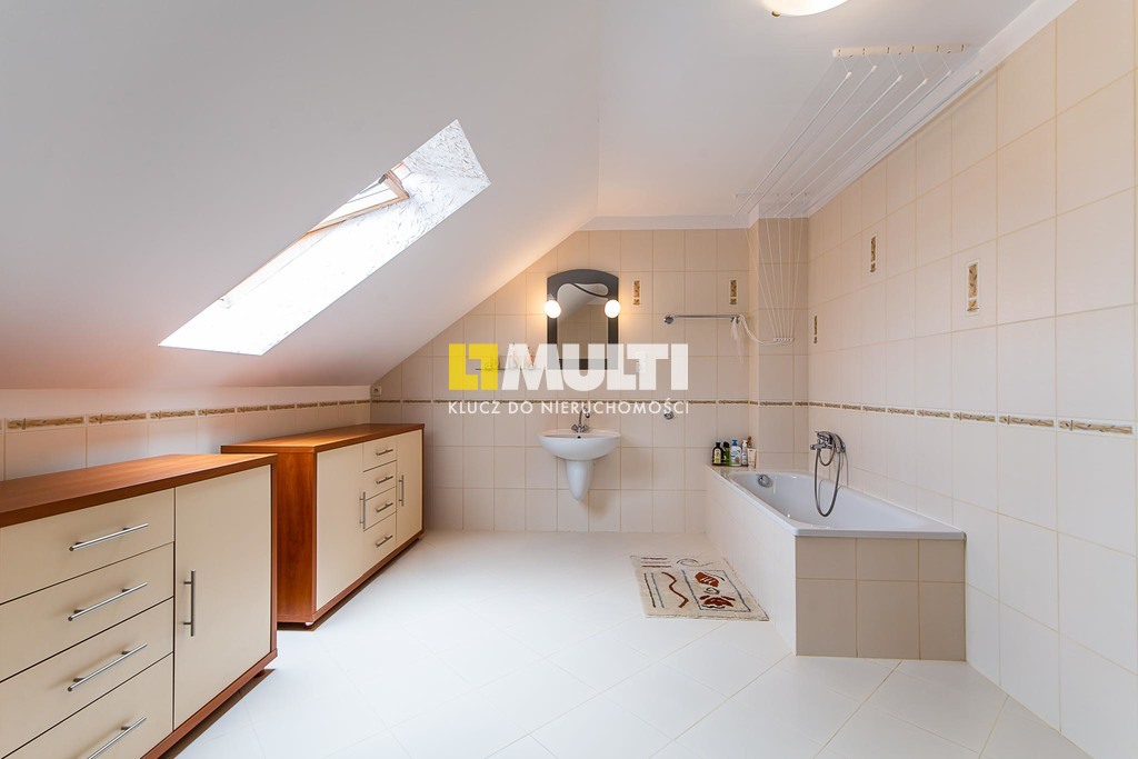 Dom 2 rodzinny z pięknym ogrodem. (10)