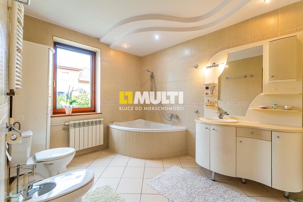 Dom 2 rodzinny z pięknym ogrodem. (11)