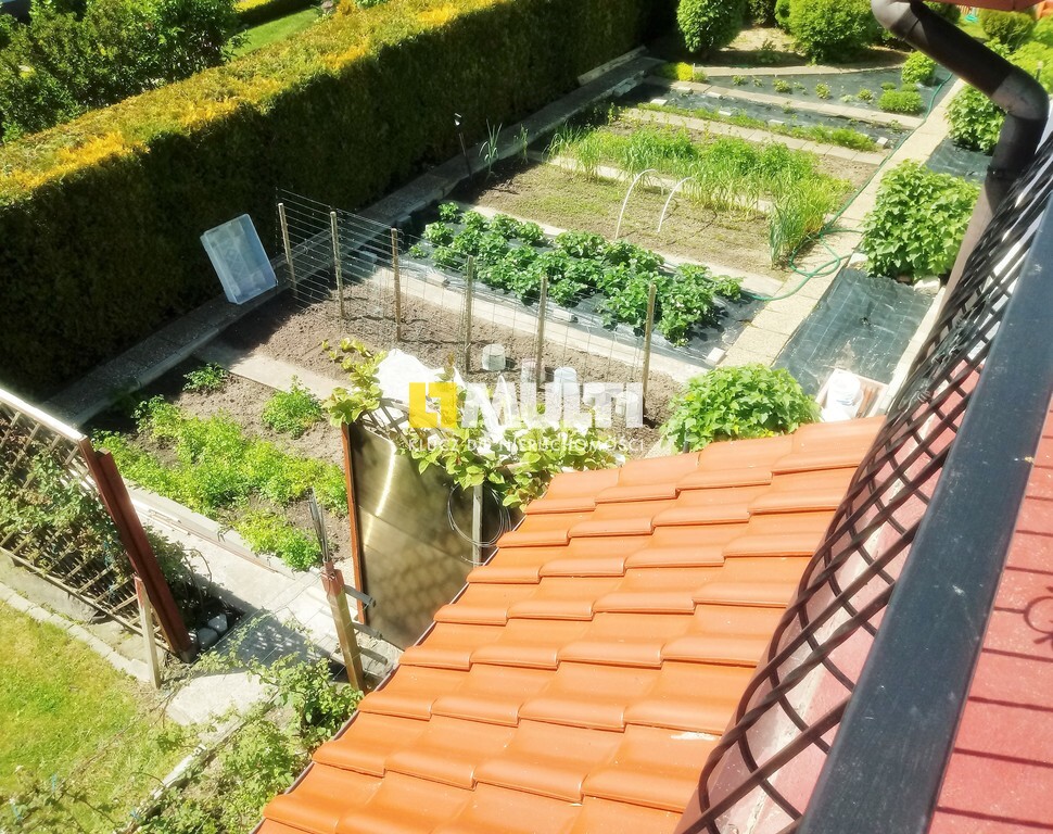 Dom 2 rodzinny z pięknym ogrodem. (19)