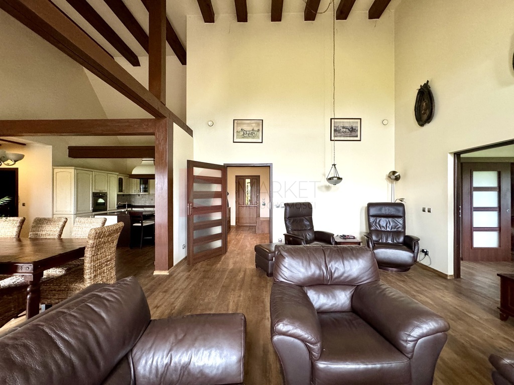 Dom i budynek gospodarczy - stadnina koni (8)