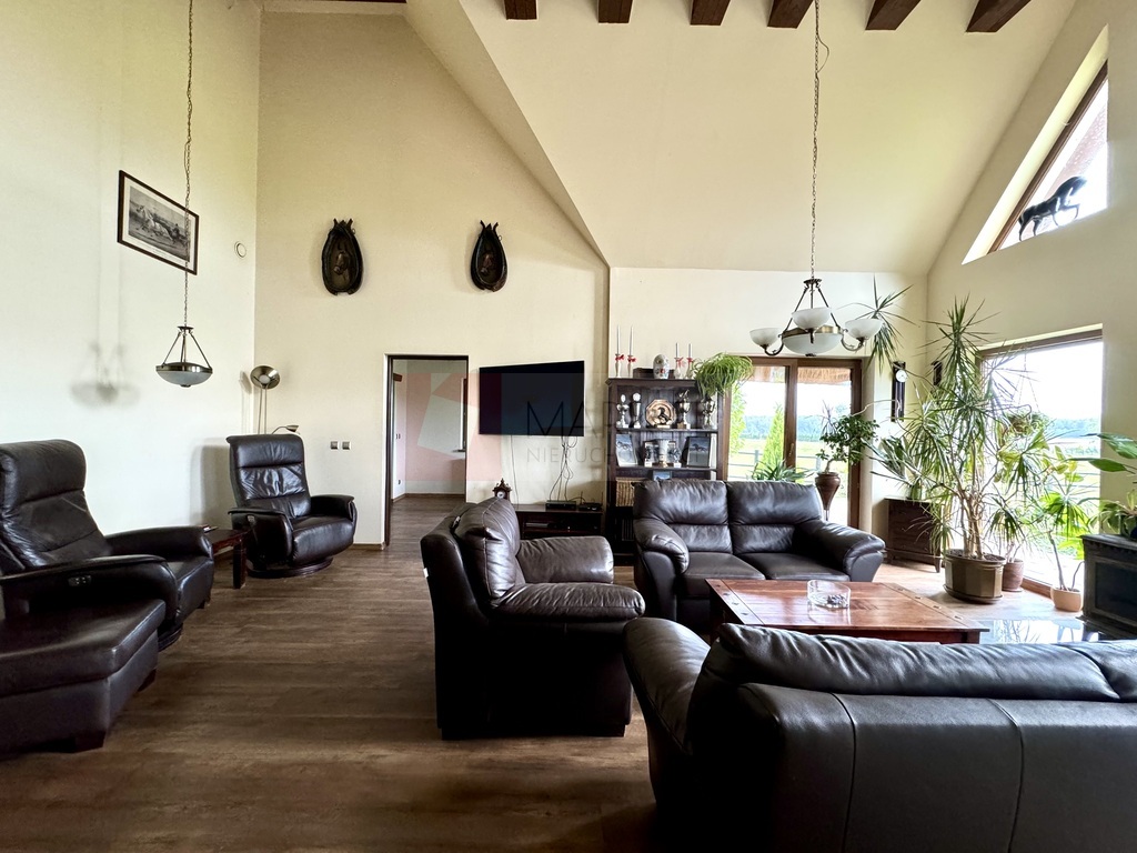 Dom i budynek gospodarczy - stadnina koni (9)