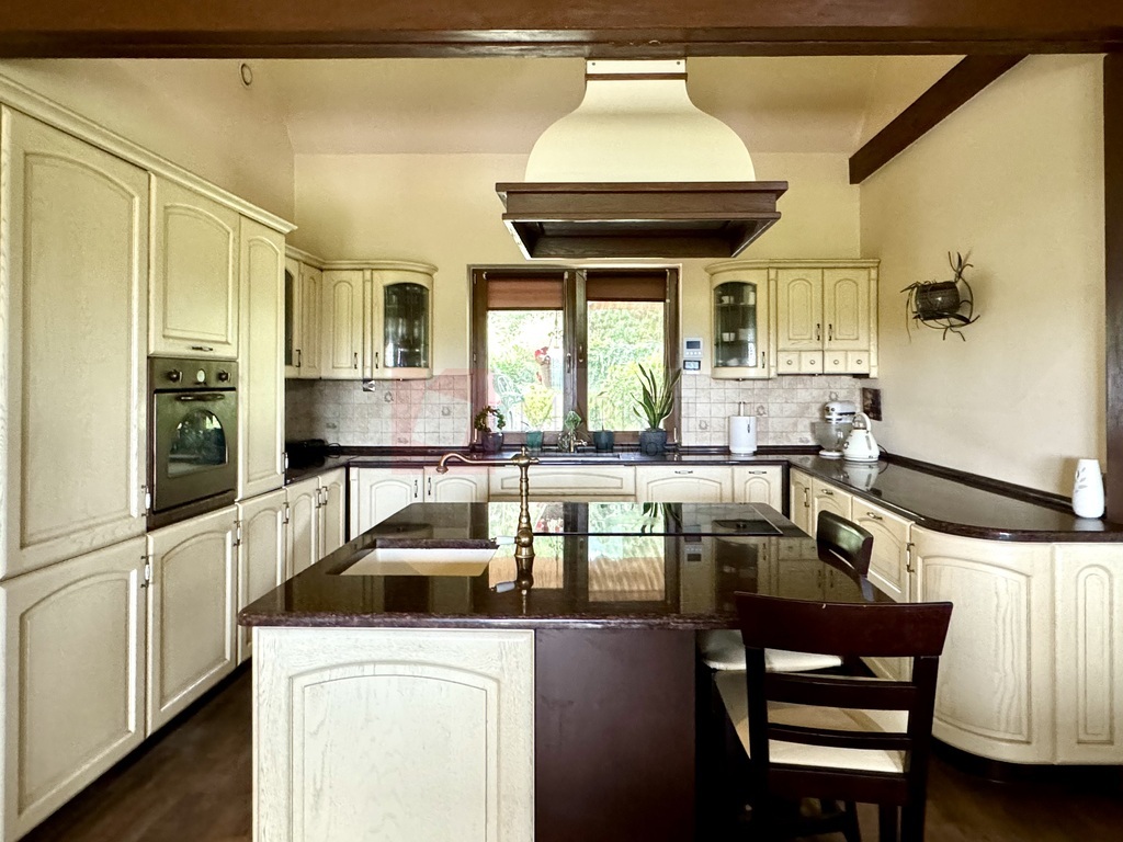 Dom i budynek gospodarczy - stadnina koni (10)