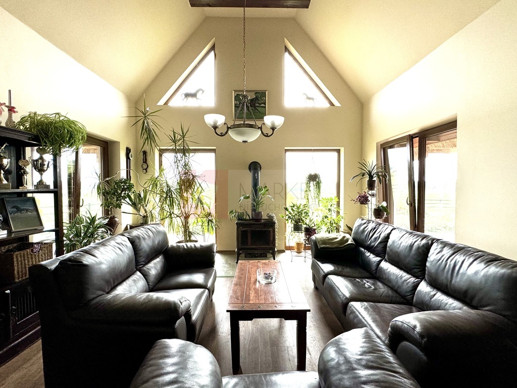 Dom i budynek gospodarczy - stadnina koni (12)