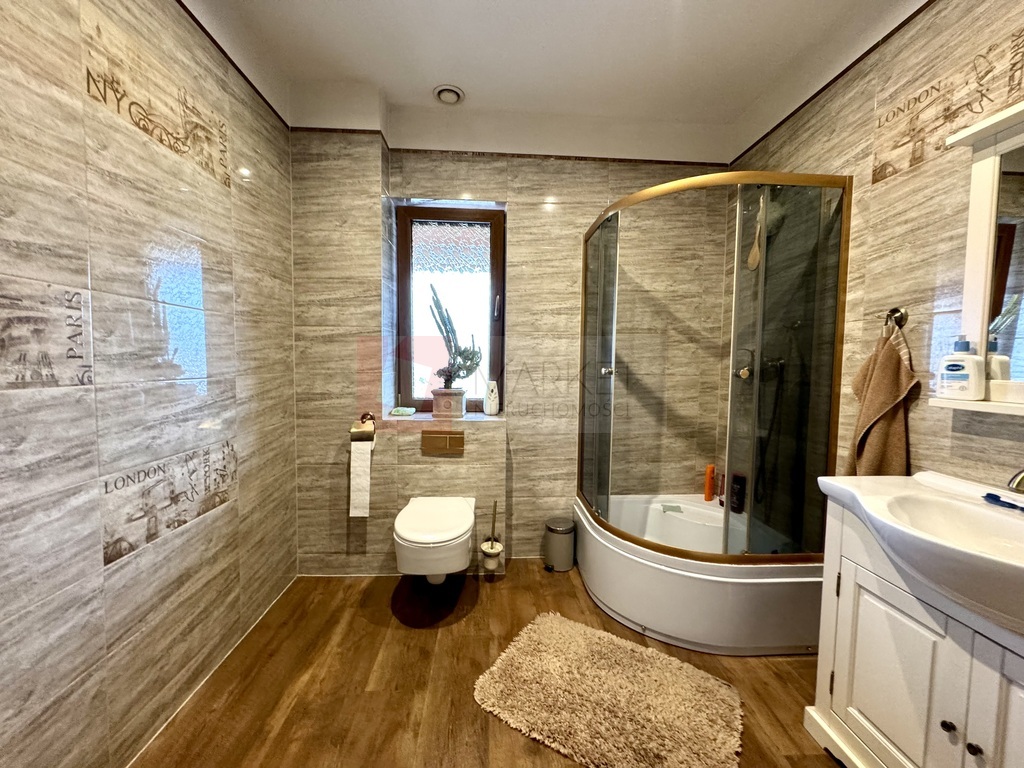 Dom i budynek gospodarczy - stadnina koni (13)