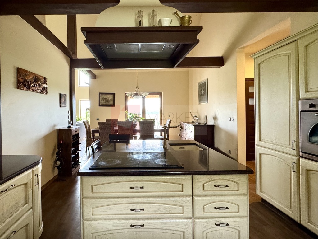 Dom i budynek gospodarczy - stadnina koni (16)