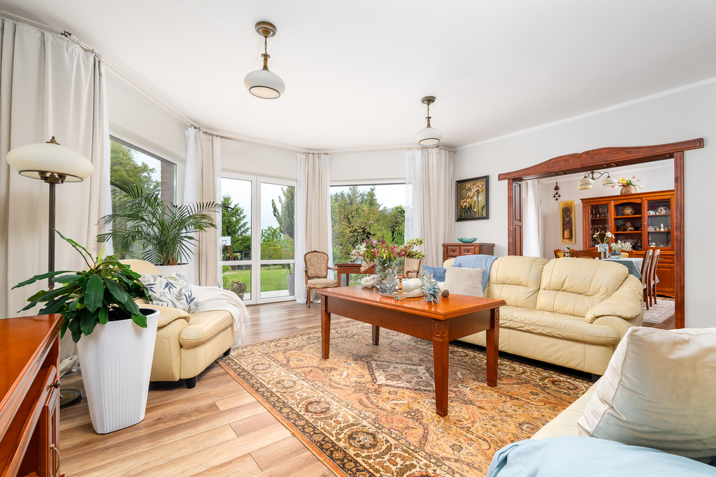 Piękny,rodzinny dom z ogrodem w spokojnej okolicy. (1)