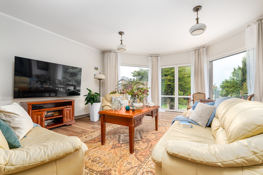 Piękny,rodzinny dom z ogrodem w spokojnej okolicy. (2)