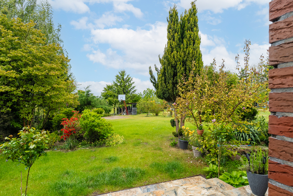 Piękny,rodzinny dom z ogrodem w spokojnej okolicy. (4)
