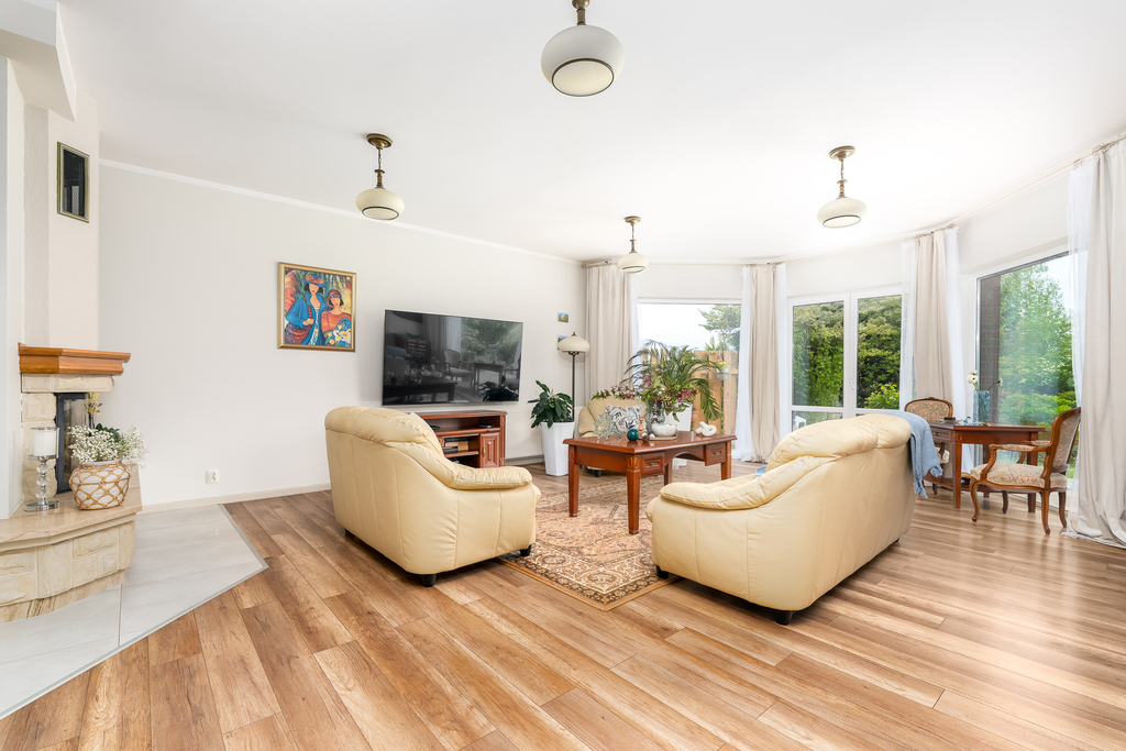 Piękny,rodzinny dom z ogrodem w spokojnej okolicy. (6)