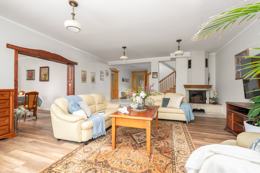 Piękny,rodzinny dom z ogrodem w spokojnej okolicy. (8)