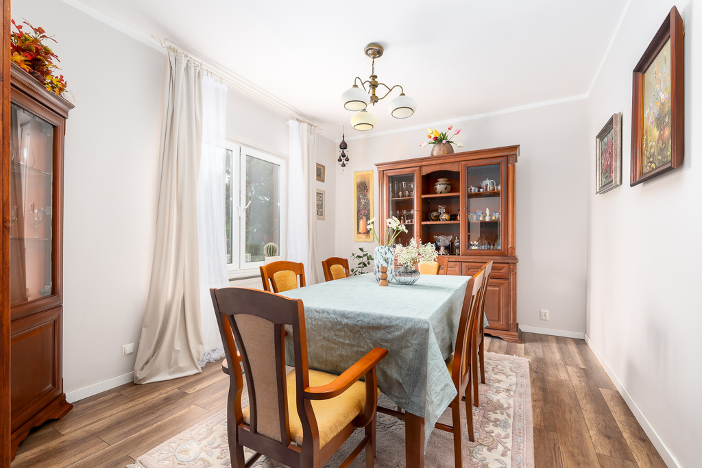 Piękny,rodzinny dom z ogrodem w spokojnej okolicy. (11)