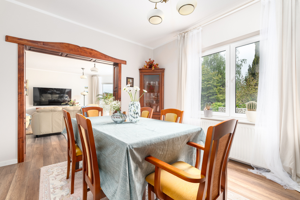 Piękny,rodzinny dom z ogrodem w spokojnej okolicy. (13)